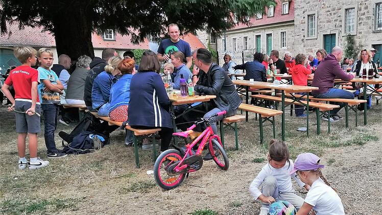 Familien mit großen und kleinen Kindern kamen am Sonntag zum Museumsfest in die Obere Saline.