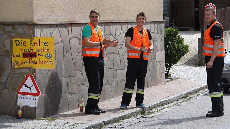 Auch die Streckenposten feuerten die Sportler an. Foto: S&auml;nger