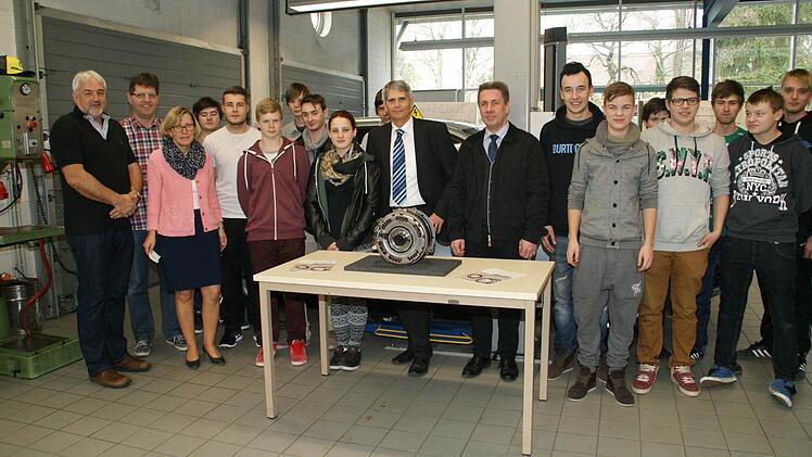 Strahlende Gesichter bei der Übergabe der Elektrischen Maschine an die Mechatroniker-Abteilung der Heinrich-Thein-Berufsschule Haßfurt. Schulleiterin Heidrun Görtler (dritte von links) bedankte sich herzlich bei Hans-Jürgen Schneider (Mitte links) und Jens Baumeister (Mitte rechts) von ZF Friedrichshafen. Foto: sw