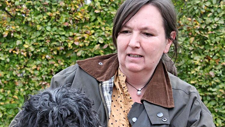 52 Euro Steuer im Jahr für ihren Pudel "Anton" sind für Gabriele Pfeufer ein "recht dicker Brocken." Noch mehr Hundesteuer, dafür hätte sie kein Verständnis. Foto: Helmut Will