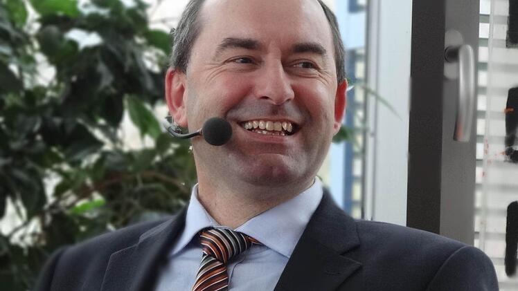 Hubert Aiwanger wurde als "Hochkaräter" in der Politik an das Friedrich-Rückert-Gymnasium in Ebern eingeladen. Der Mann der Freien Wähler hat seine Partei im Jahr 2008 in den Landtag geführt. Welcher Spitzenpolitiker ihm am Gymnasium in Ebern in der Veranstaltungsreihe "Politik trifft Bildung" folgen wird, ist noch nicht bekannt.