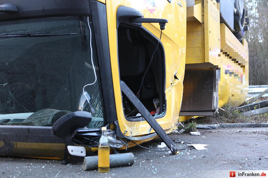 Erlangen: Tanklaster kippt um