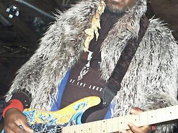 Wenn der Sound von Jimi Hendrix auf den von Johnny Rotten trifft, lässt Gitarrist Lord Bishop seine Saiten glühen: am 24. September im Tecnet-Zentrum des Burgkunstadter Kleinkunstvereins Tecnet Obermain. Foto: stö
