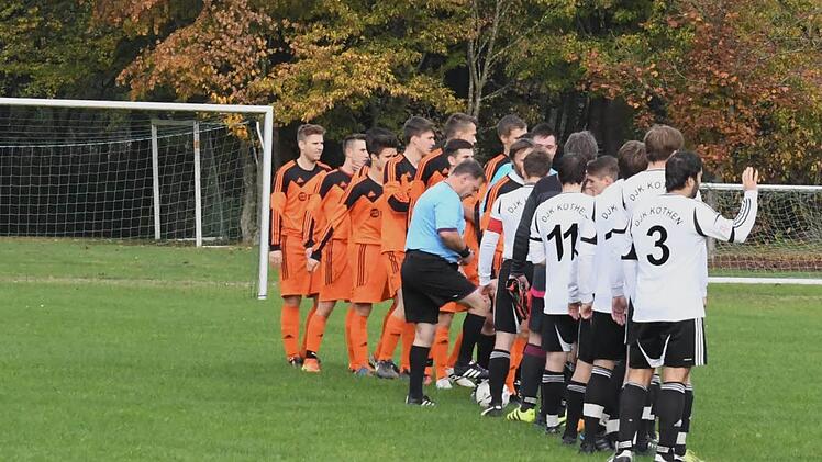 Schade, nur einer winkt den Zuschauern in Kothen. Foto: Hopf