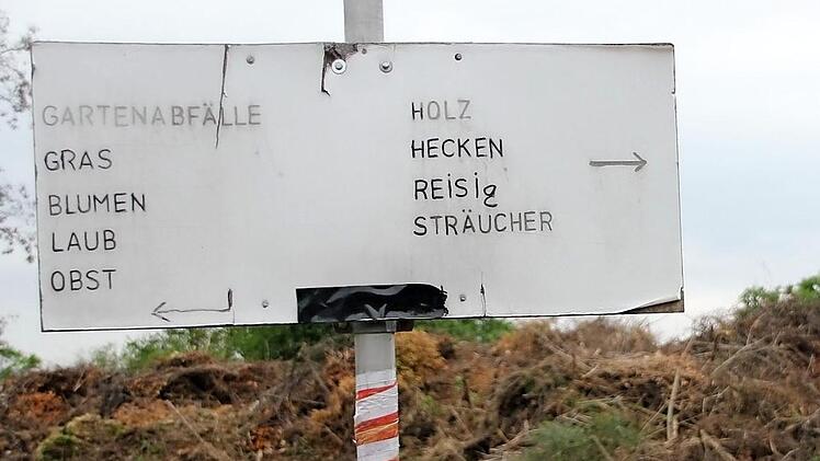 Damit die Ratten gleich wissen, wo sie hinmüssen: Ein Wegweiser auf der Grünschnittdeponie in Zeil. Fotos: Andreas Lösch
