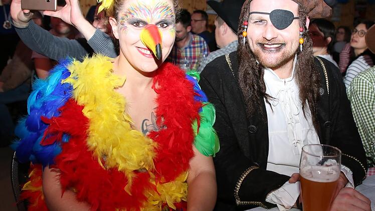 "Captain Jack Sparrow" alias Bürgermeister Martin Mittag hatte mit "Papagei" Julia Bach sein Sprachrohr dabei. Foto: Bettina Knauth