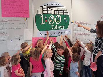 Letztes Jahr feierte der Kindergarten Oberleichtersbach sein 100-jähriges Bestehen, jetzt wird er saniert und erweitert. In der jüngsten Sitzung vergab der Gemeinderat Aufträge für die Arbeiten.Rolf Pralle/Archiv