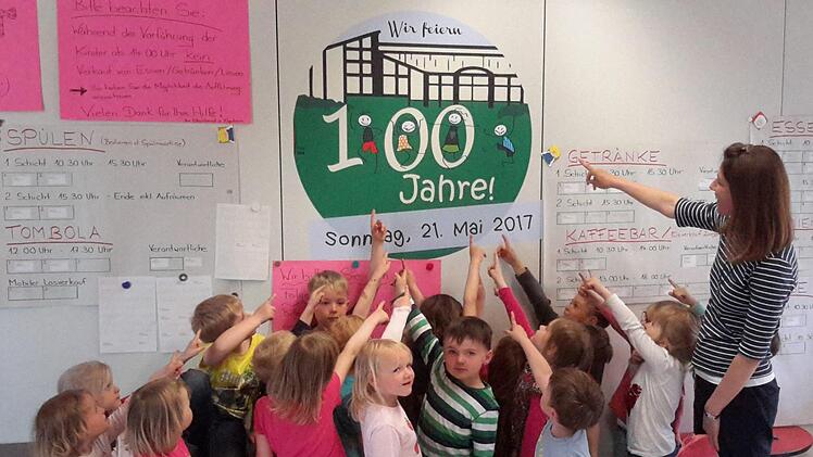Letztes Jahr feierte der Kindergarten Oberleichtersbach sein 100-jähriges Bestehen, jetzt wird er saniert und erweitert. In der jüngsten Sitzung vergab der Gemeinderat Aufträge für die Arbeiten.Rolf Pralle/Archiv