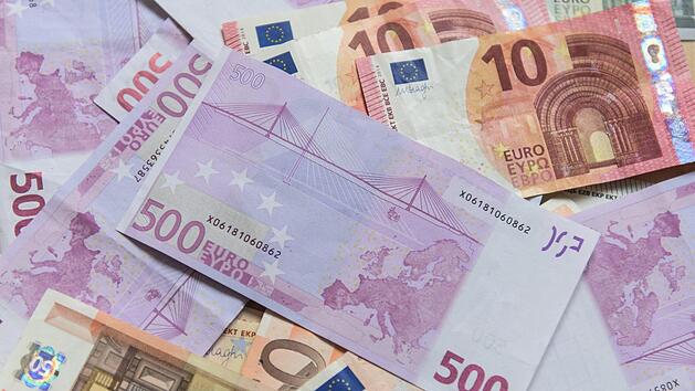Ein Betrüger, der sich als Kriminalbeamter ausgab, hat eine Seniorin aus Nürnberg um mehrere tausend Euro Bargeld geprellt. Symbolfoto:  Patrick Seeger/dpa