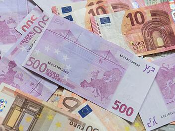 Ein Betr&uuml;ger, der sich als Kriminalbeamter ausgab, hat eine Seniorin aus N&uuml;rnberg um mehrere tausend Euro Bargeld geprellt. Symbolfoto:  Patrick Seeger/dpa