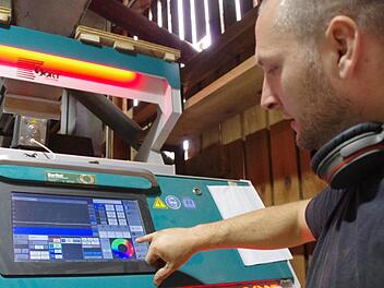 Peter Heller stellt den Suchalgorithmus am Farbausleser ein. Gerne hätte er jemanden, der ihn bei solchen Tätigkeiten unterstützt, doch geeignete Mitarbeiter für die Bedienung solcher Technik sind schwer zu finden.  Foto: Marco Meißner