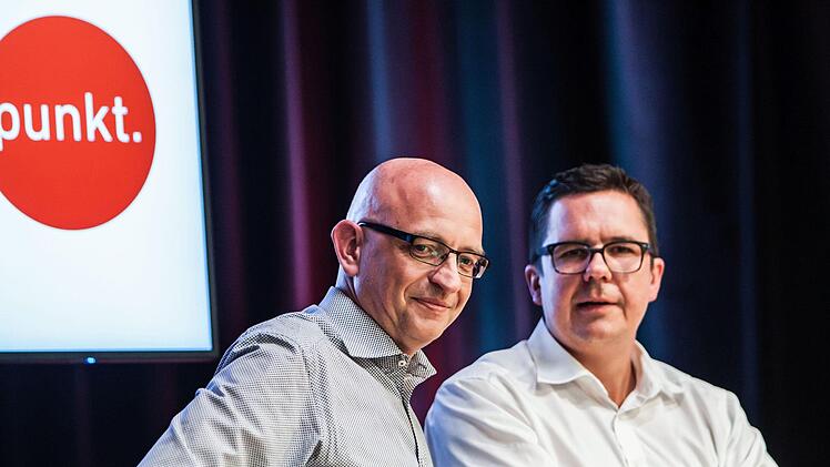 Reges Publikumsinteresse verzeichnete der Regionentalk am Mittwoch im bestens besuchten Coburger Kongresshaus. Die acht Direktkandidaten für die Landtagswahl stellten sich kritischen Fragen. Moderiert wurde der Abend von  den Redaktionsleitern Oliver Schmidt (Coburger Tageblatt) und Thomas Apfel (Radio Eins).Foto: Jochen Berger