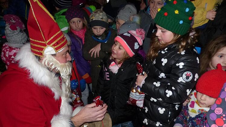 Der Nikolaus verteilte mit  seinen Zwergen kleine Aufmerksamkeiten an die Kinder.