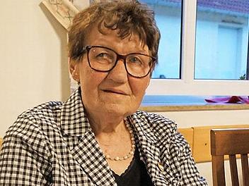 Beim Stöbern ist Erika Wirth ihr Spielerpass in die Hände gefallen. Sie gehörte zu den Damenfußballern, die den SC Trossenfurt-Tretzendorf in den 1970er Jahren überregional bekannt machten.  Fotos: Sabine Weinbeer