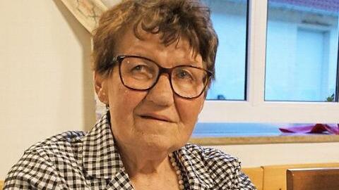 Beim Stöbern ist Erika Wirth ihr Spielerpass in die Hände gefallen. Sie gehörte zu den Damenfußballern, die den SC Trossenfurt-Tretzendorf in den 1970er Jahren überregional bekannt machten.  Fotos: Sabine Weinbeer