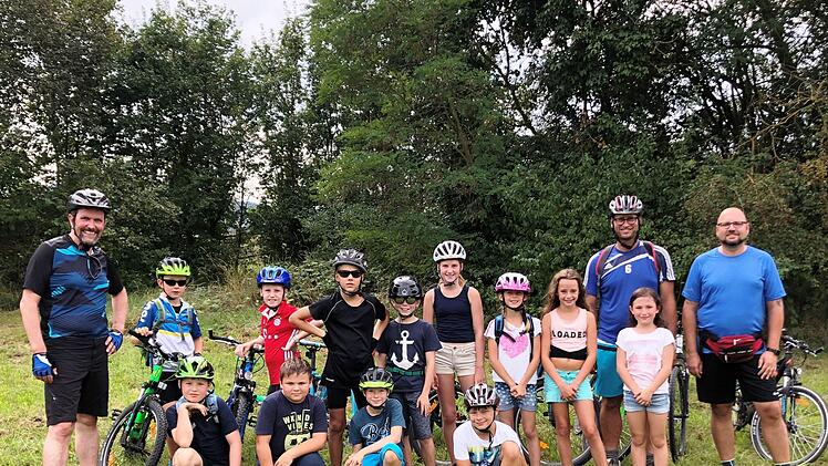 16 Kilometer durch die Nüdlinger Flur waren die Kids und die Betreuer (links: Volker Schäfer, Zweiter von rechts: Sebastian Schäfer, rechts: Peter Brust  ) beim Ferienprogramm der Nüdlinger SPD unterwegs.  Das Bild wurde mit Selbstauslöser gemacht. Foto: Volker Schäfer