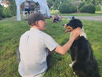 Ein Fotoshooting mit der Fotografin Kerstin Junker (Mitte) im Georgi-Park brachte 1500 Euro für den Wiederaufbau des abgebrannten Tierheims Wannigsmühle bei Münnerstadt. Im Bild Benjamin Wildenauer mit Hund Remus. Foto: Steffen Standke