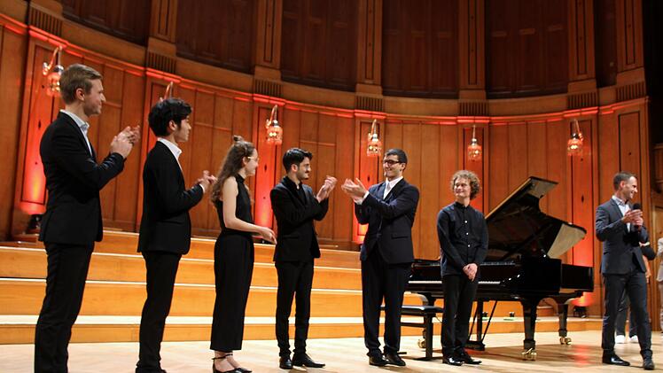 Alle sind Sieger v.l. Dmytro Choni, Xiaolu Zang, Josefa Schmidt, Sandro Nebieridze, Giorgi Gigashvili, Gustav Piekut, Intendant Alexander Steinbeis.
