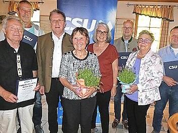 Ehrungen beim CSU-Ortsverband Ködnitz (von links): Michael Bajon, Wolfgang Teufel, CSU-Kreisvorsitzender Henry Schramm, Waltraud Wittowetz, CSU-Ortsvorsitzende Melanie Schieber, Clemens Ulbrich, Helga Kirsch und Klaus Wollnik