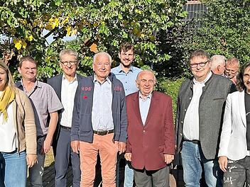 Landrat Klaus Löffler (rechts) mit Bürgermeister Bernd Rebhan (links) sowie CSU-Ehrenkreisvorsitzendem Heinz Hausmann vor der Linde, die vor 25 Jahren gepflanzt wurde.