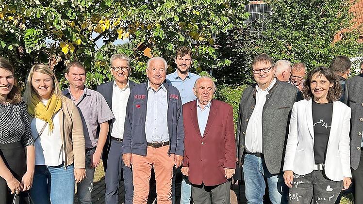 Landrat Klaus Löffler (rechts) mit Bürgermeister Bernd Rebhan (links) sowie CSU-Ehrenkreisvorsitzendem Heinz Hausmann vor der Linde, die vor 25 Jahren gepflanzt wurde.