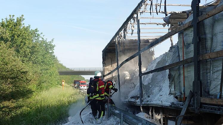 Lkw brennt auf A70 aus - Feuerwehr spricht nach Einsatz Lob aus