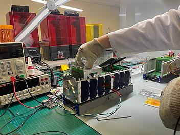 Uni Würzburg: Weltpremiere im All - Forscher steuern Satelliten mit KI