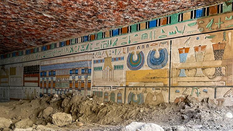 Das an Ounis Mastaba angrenzende Grab des Arztes Teti Nebe Fu ist wundersch&ouml;n ausgemalt und gut erhalten.