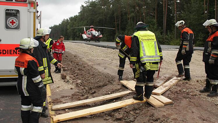 Die Höchstadter Wehr baute einen Steg, um den Verletzten sicher in den Hubschrauber umladen zu können.  Foto: Andreas Dorsch