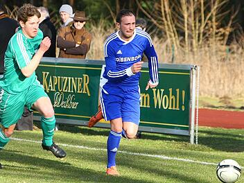 Der Neudrossenfelder Steven Moore heftet sich an die Fersen des Gästespielers Ertac Tonka. Am Ende war Röslau mit 3:0 enteilt.  Foto: Monika Limmer