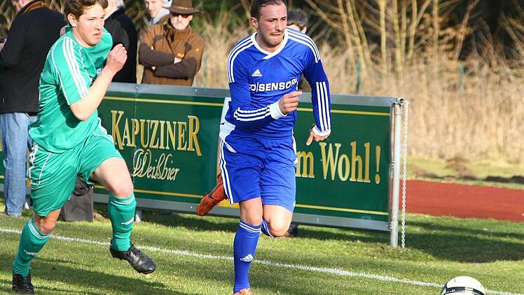 Der Neudrossenfelder Steven Moore heftet sich an die Fersen des Gästespielers Ertac Tonka. Am Ende war Röslau mit 3:0 enteilt.  Foto: Monika Limmer