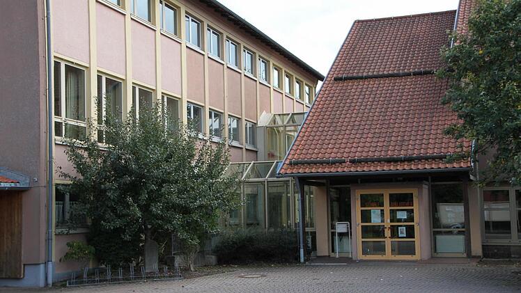 Ursprünglich hatte sich Wildflecken ein Gesamtpaket vorgenommen: Schule, Turnhalle und Schwimmbad sollten saniert werden. Foto: Ulrike Müller