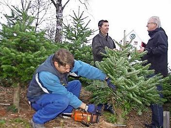 Hermann Bayer (Mitte) und sein Sohn Josef (links) spenden auch heuer wieder einen Euro pro verkauftem Christbaum für das neue Wohnheim der Lebenshilfe. Mit im Bild ist Lebenshilfe-Geschäftsführer Wolfgang Palm (rechts) bei der Übergabe der Spendenbox. Foto: Heike Schülein