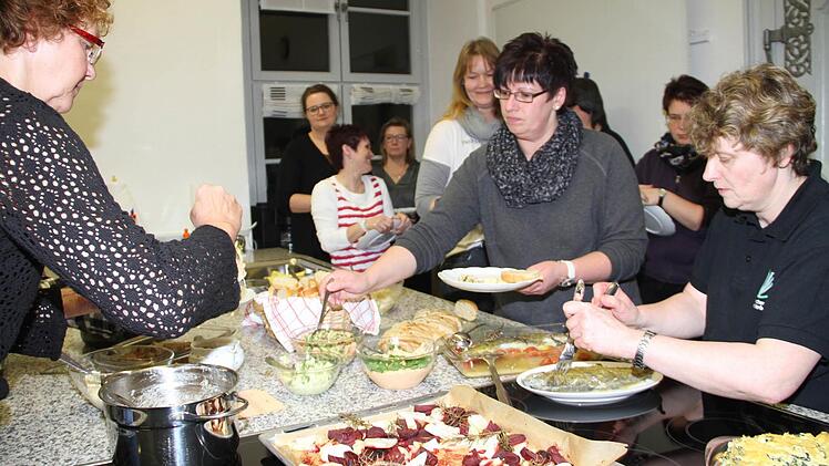 Auf dem umfangreichen Büfett stehen heimische Zutaten mediterran zubereitet. Foto: Gerda Völk