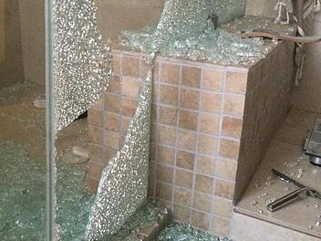 Nur noch Scherben sind von der Dusche in der Wohnung von Bianka Glück in Ecuador übrig.