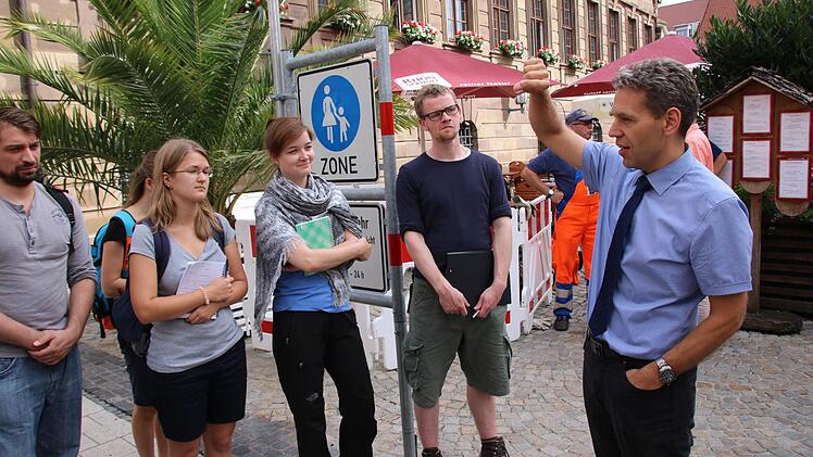Thomas Hornung, Leiter des Referats Tiefbau bei der Stadt Bad Kissingen, erläuterte den Studenten das Konzept hinter der Drainage. Foto: Ralf Ruppert