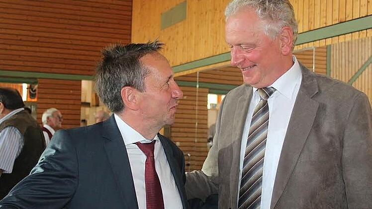 Bruno Beierlorzer (rechts) gratulierte Norbert Gräbner.  Foto: Veronika Schadeck