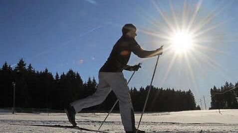 Alpin oder Langlauf: In den Skigebieten, die der Kreisjugendring ansteuert, gibt es f&uuml;r beides wunderbare Abfahrten und Loipen. Foto: Archiv, dpa