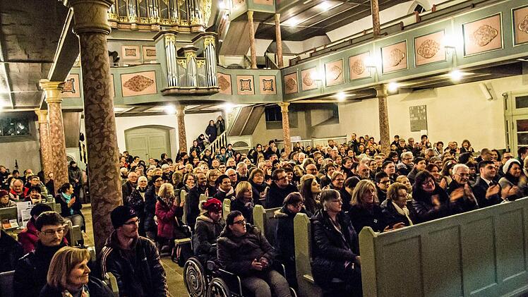 Großer Andrang: In der Heilig-Kreuz-Kirche begeisterte das "Vocalensemble Coburg" unter der Leitung von Stefanie Berg mit einem außgergewöhnlich vielseitigen Programm. Foto: Jochen Berger
