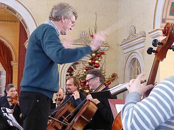 Bei der Probe zu Leopold Hofmanns Doppelkonzert: Johannes Moesus und die beiden Cellisten Jens Peter Maintz (rechts) und Wolfgang Emanuel Schmidt, zusammen auch "Cello Duello" genannt. Foto: Thomas Ahnert