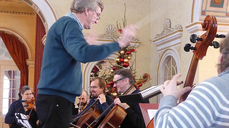 Bei der Probe zu Leopold Hofmanns Doppelkonzert: Johannes Moesus und die beiden Cellisten Jens Peter Maintz (rechts) und Wolfgang Emanuel Schmidt, zusammen auch "Cello Duello" genannt. Foto: Thomas Ahnert