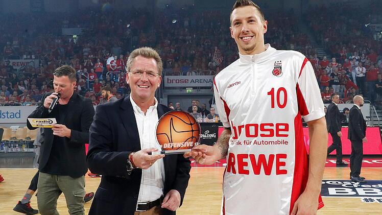 Daniel Theis erhielt vor dem Spiel vom Geschäftsführer der BBL, Dr. Stefan Holz, die Trophäe für den besten Defensivspieler der Liga.
