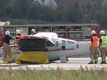 Am Aiport Nürnberg hat eine einmotorige Cessna notlanden müssen. Das Fahrwerk hatte Probleme gemacht. Foto: NEWS5