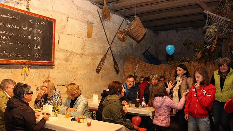 Geselligkeit war beim Höchstadter Weinfest Trumpf.  Foto: Evi Seeger