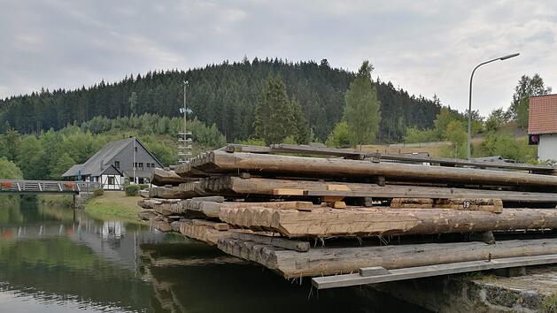 Mehr als die Hälfte der Floßfahrten mussten 2018 abgesagt werden.  Die Flöße blieben dann an der Floßlände im Trockenen. Foto: Stadt Wallenfels