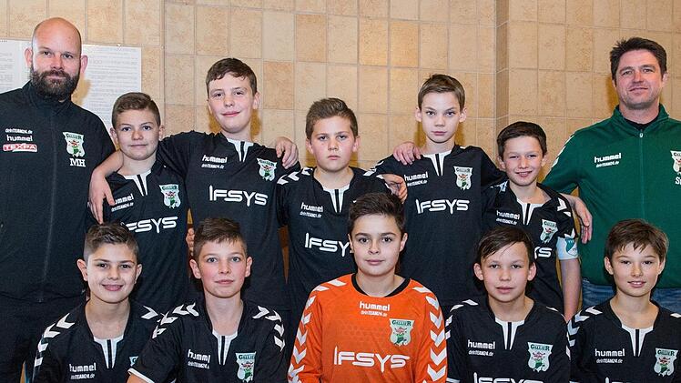 Der Sieger in der U-13 hieß ebenfalls TSV Großbardorf mit (hinten, von links) Trainer Marc Hartmann, Lorenz Seuffert, Linus Steinmetzer, Jimmy Mangold, Jonas Hau, Niklas Schusser, Trainer Stefan Schusser sowie (vorne, von links) Lenny Türk, Sven Gottwald, Vladi Trusila, Daniel Kartuchen, Nathan Wirth.Anand Anders