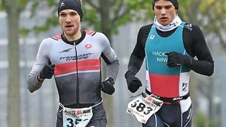 Michael Kalb (links) vom ASC Kronach-Frankenwald gewann den Sprint-Duathlon zum Auftakt seiner ersten Profisaison.