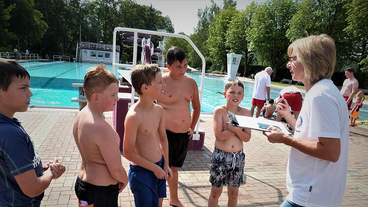 Susanne Böhner erklärt den Mainleuser Kindern, was sie noch absolvieren müssen, um das Schwimmabzeichen in Gold  zu erlangen.Werner Reißaus
