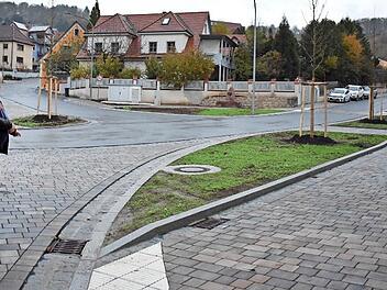 Bürgermeister Rudolf Braun erläutert die Verbesserungen zur Verkehrssicherheit, die bei der Umgestaltung des Plärrers in Weißenohe umgesetzt wurden. Foto: Patra Malbrich