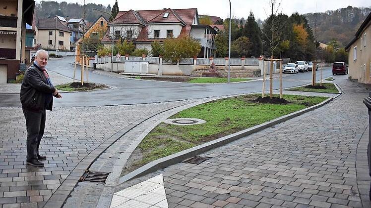 Bürgermeister Rudolf Braun erläutert die Verbesserungen zur Verkehrssicherheit, die bei der Umgestaltung des Plärrers in Weißenohe umgesetzt wurden. Foto: Patra Malbrich